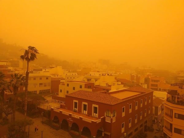 Canary Islands Airports Closed Due to Bad Calima Weather and Sandstorm